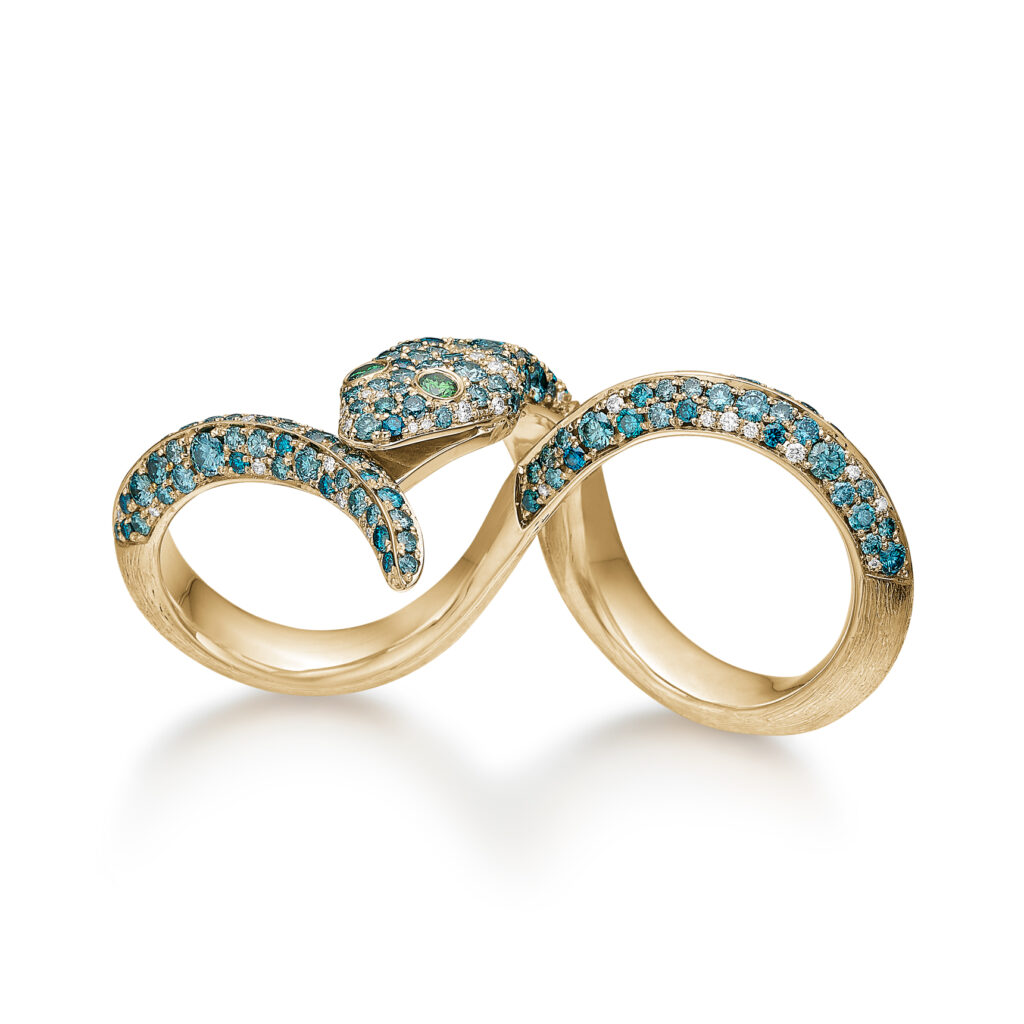 Elegant sortiment af BirgitteMunch smykker, fremviser forskellige ringe, halskæder og armbånd i udsøgt design.